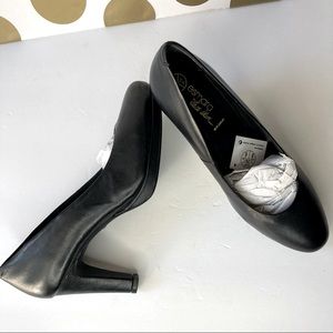 New in box Black round toe pumps size 8
